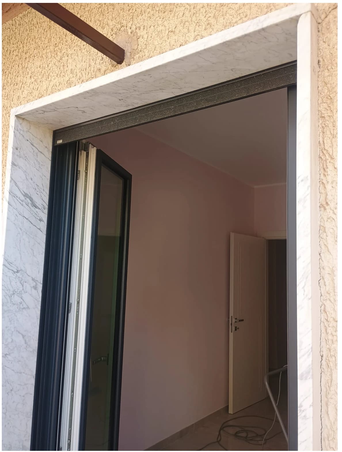 Cornice in marmo pulita e senza macchie dopo l'intervento - CIACO Pulizie Professionali Melfi